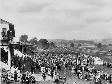 Black and white image of Chepstow 100 years ago 