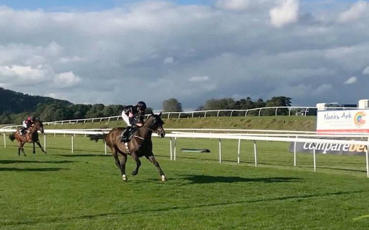 Horses racing a Chepstow Racecourse